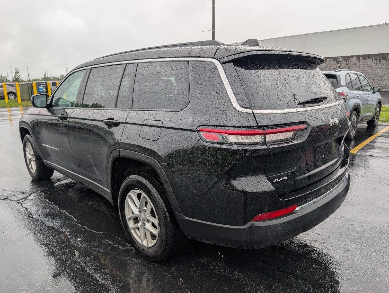 Used 2025 Diamond Black Crystal Pearlcoat Jeep Laredo X image 6