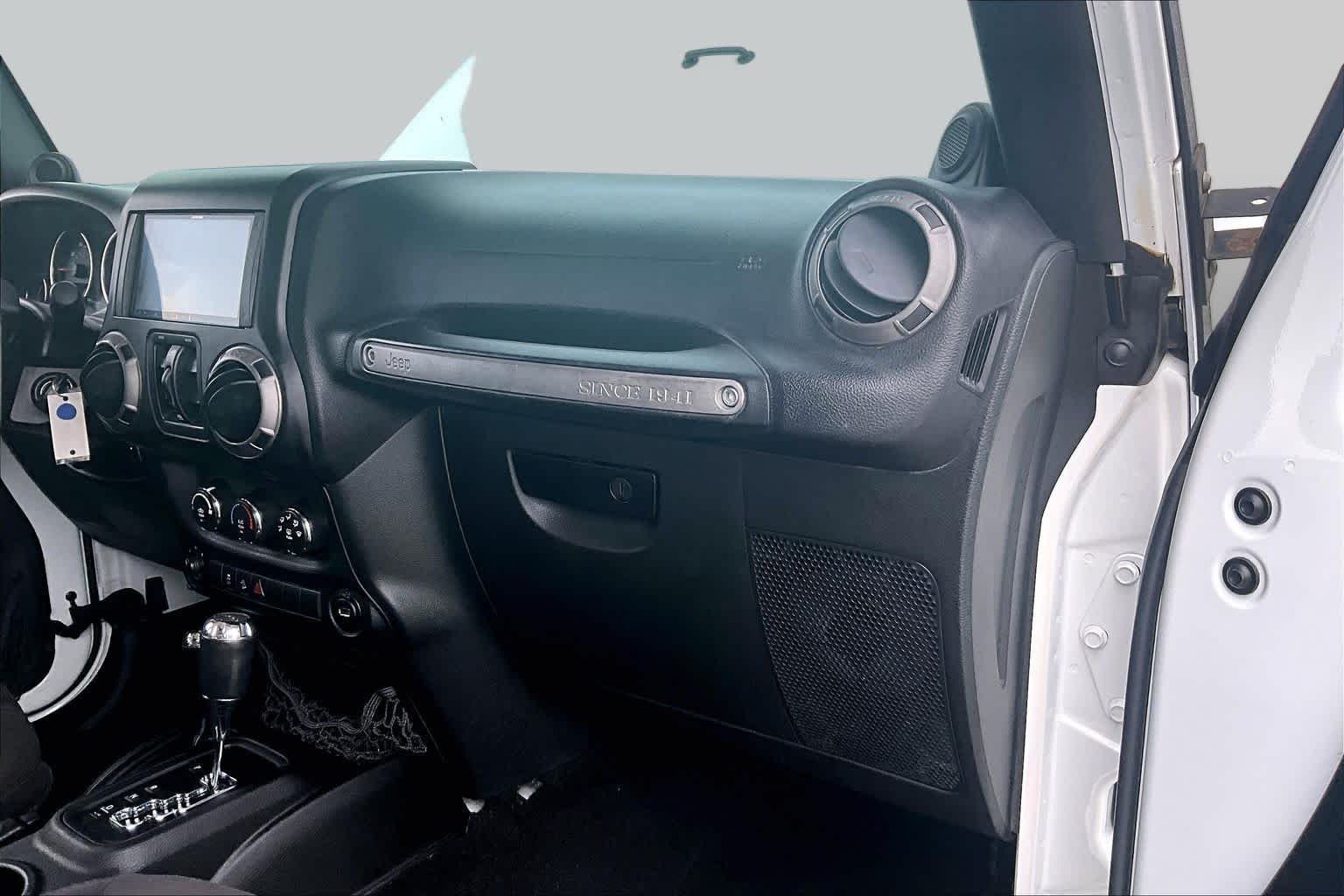 Used 2014 Bright White Clearcoat Jeep Sport image 17