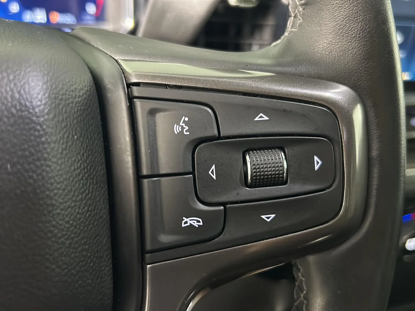 Used 2024 Iridescent Pearl Tricoat Chevrolet High Country image 26