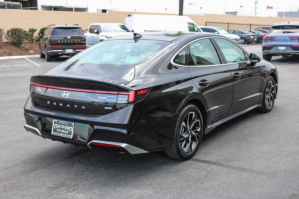 Certified Used 2025 Black Hyundai SEL image 9
