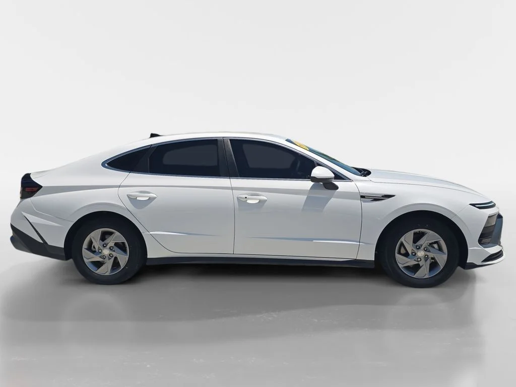 Used 2025 Serenity White Hyundai SE image 2