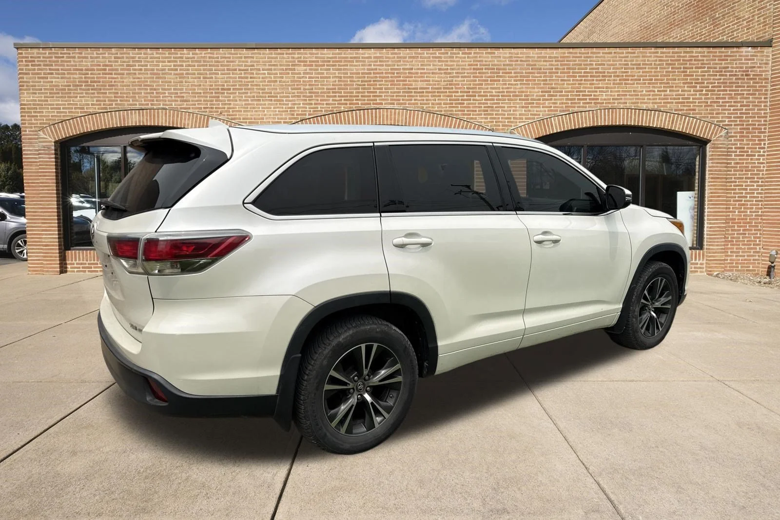 Used 2016 Blizzard Pearl Toyota XLE image 13