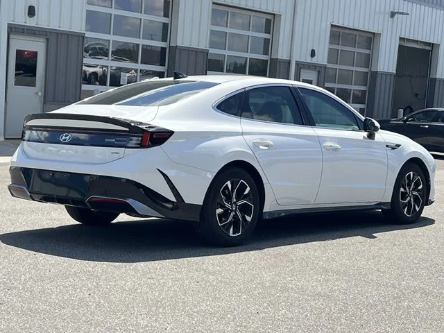 Used 2025 White Hyundai SEL image 13