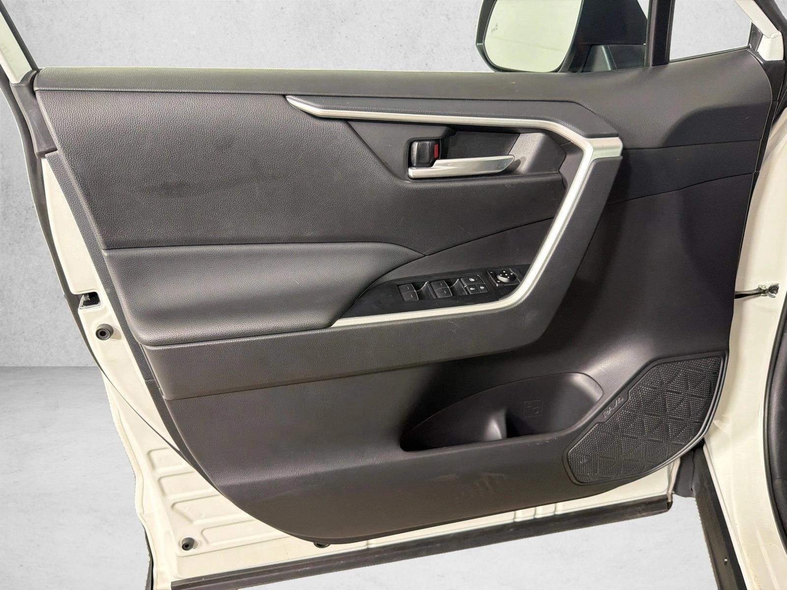Used 2025 Ice Cap Toyota XLE image 10