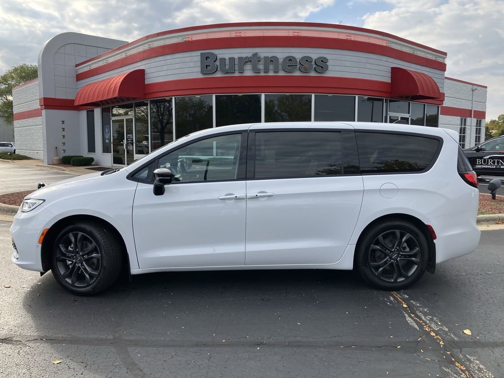 2026 Chrysler Pacifica Select - Photo 13