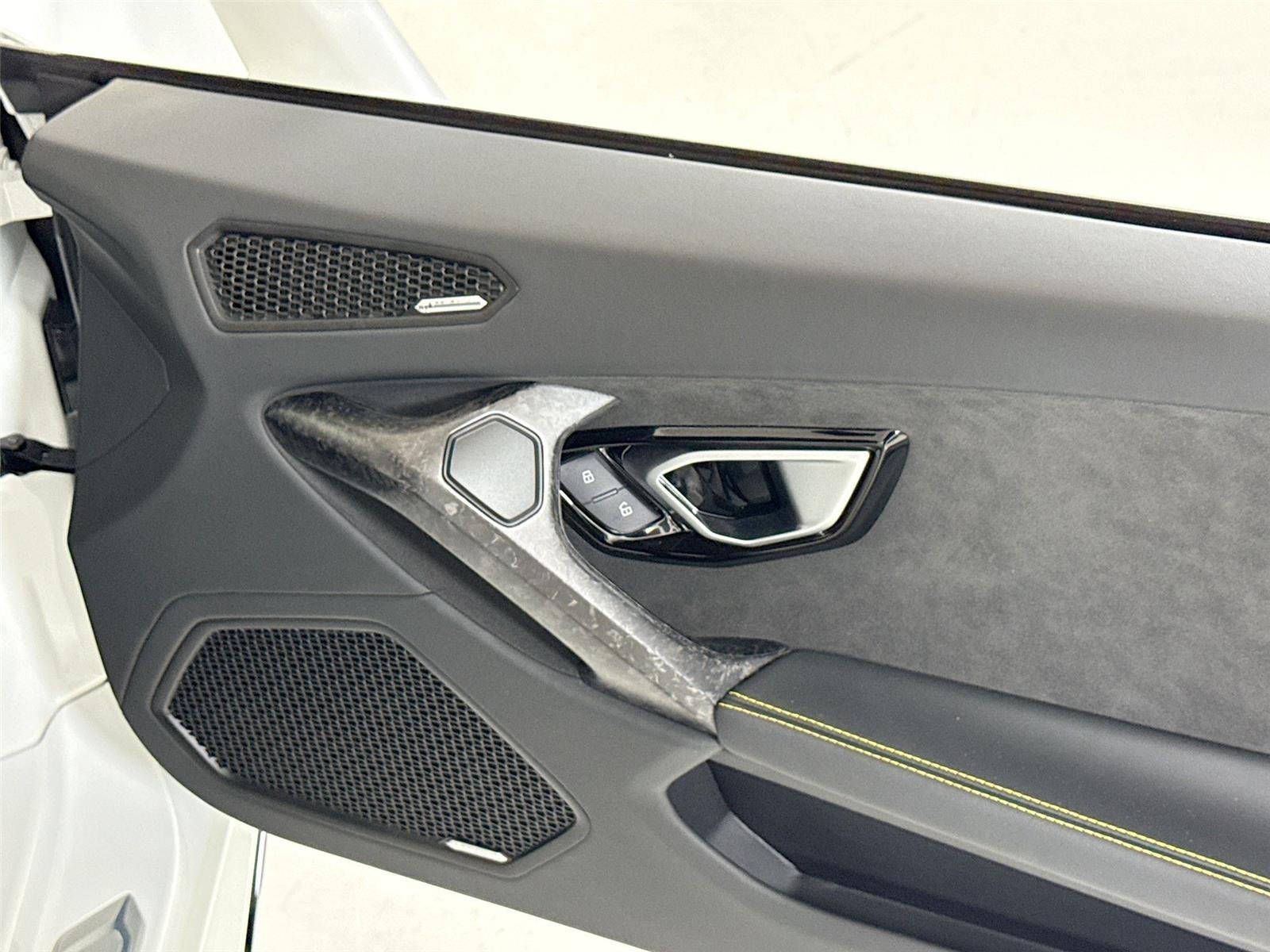 Used 2022 Bianco Canopus Lamborghini  image 32