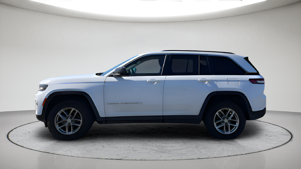 Used 2024 White Jeep Laredo X image 8