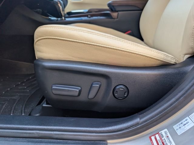 Used 2017  Toyota XLE image 19