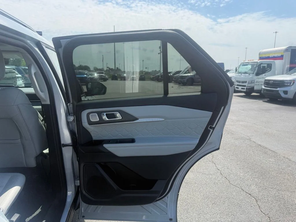 Used 2025 White Metallic Ford Platinum image 52