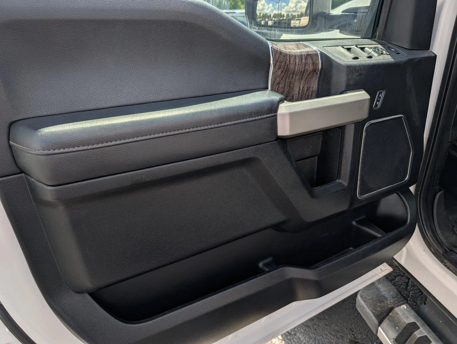 Used 2017 White Platinum Metallic Tri-Coat Ford Lariat image 15