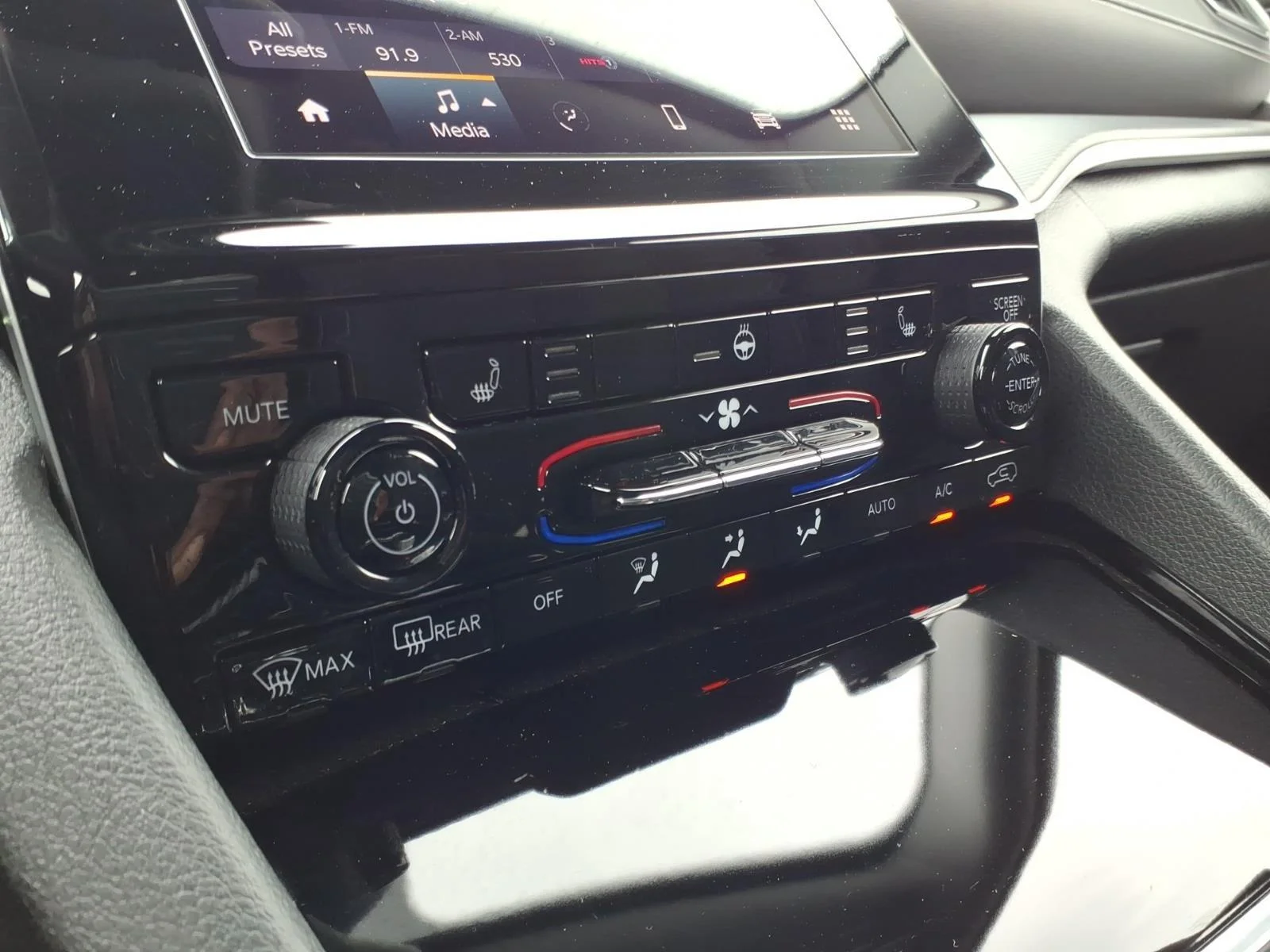 Used 2023 Silver Zynith Jeep Laredo image 23