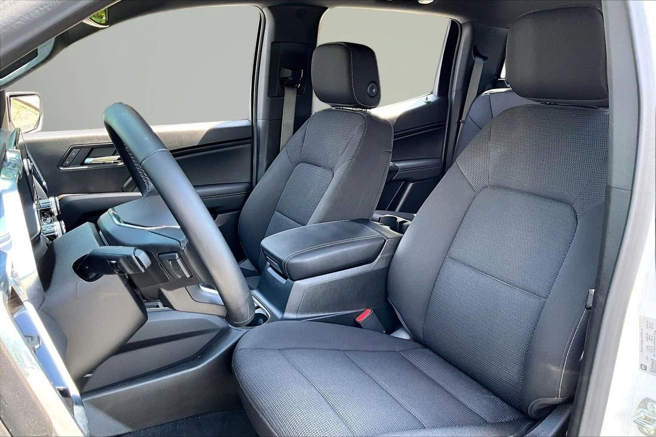 Used 2025 White GMC Elevation image 20