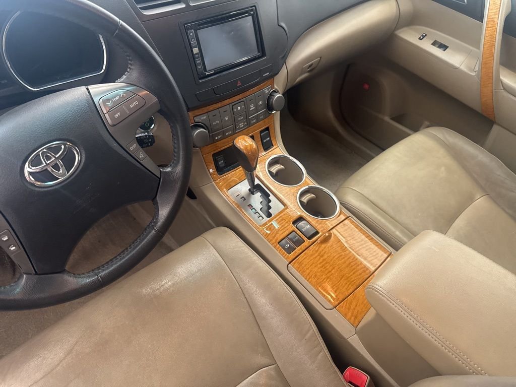 Used 2010  Toyota Limited image 15