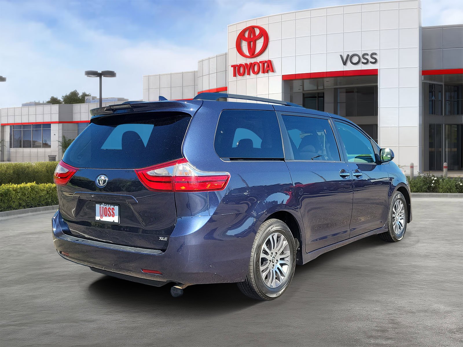 2018 Toyota Sienna XLE 8-Passenger, photo 3 of 12