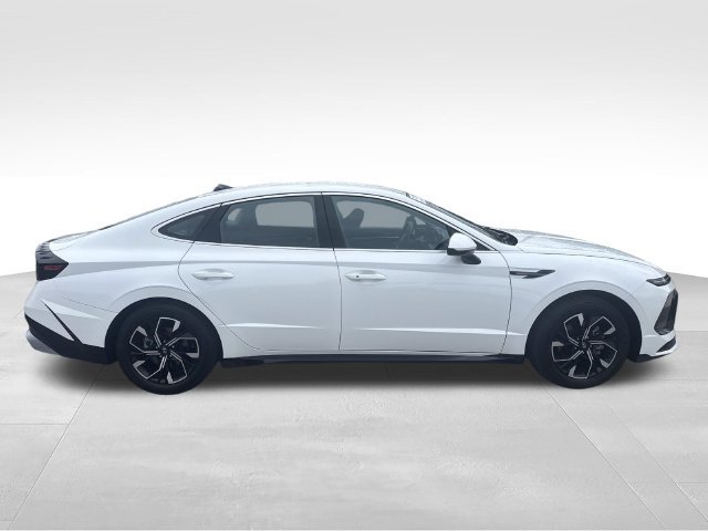 Used 2025 White Hyundai SEL image 6
