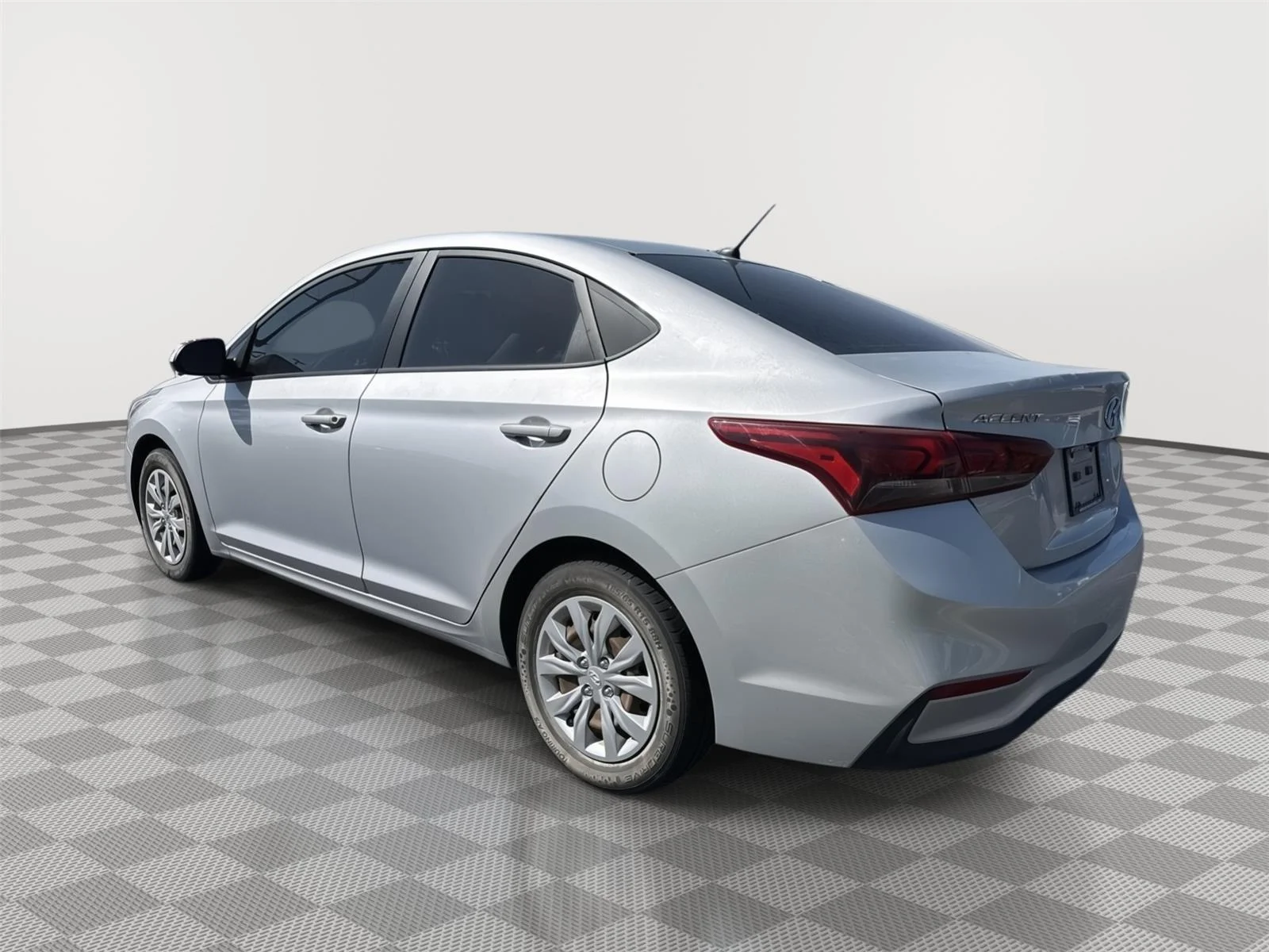 Used 2021 Olympus Silver Hyundai SE image 4