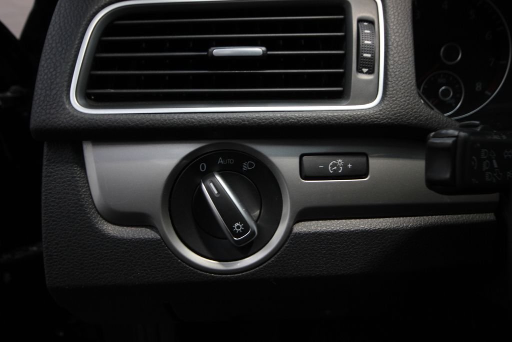 Used 2013 Black Volkswagen 2.5 S image 16