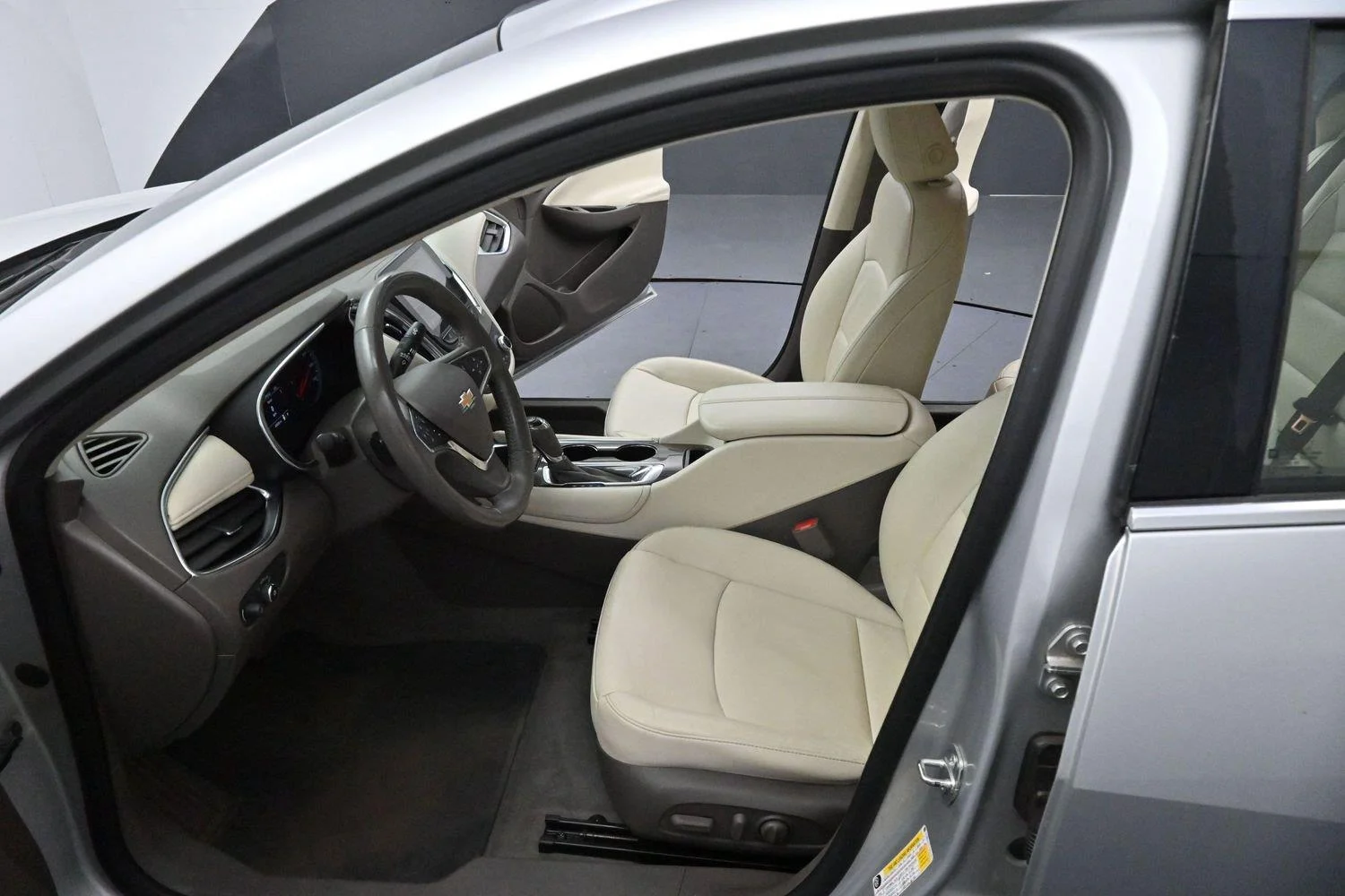 Used 2020 Silver Ice Metallic Chevrolet LT image 12