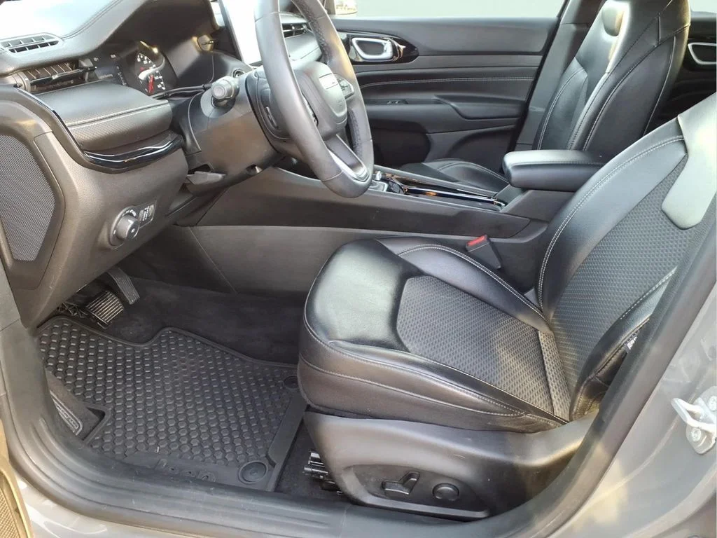 Used 2023 Gray Jeep Latitude image 17