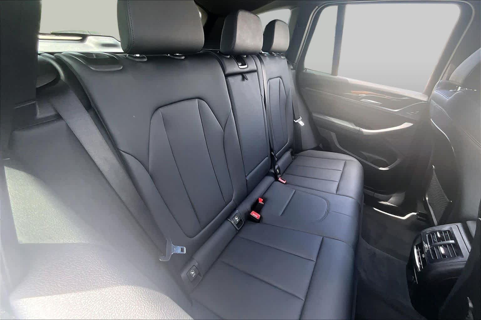 Used 2019 Alpine White BMW sDrive30i image 18