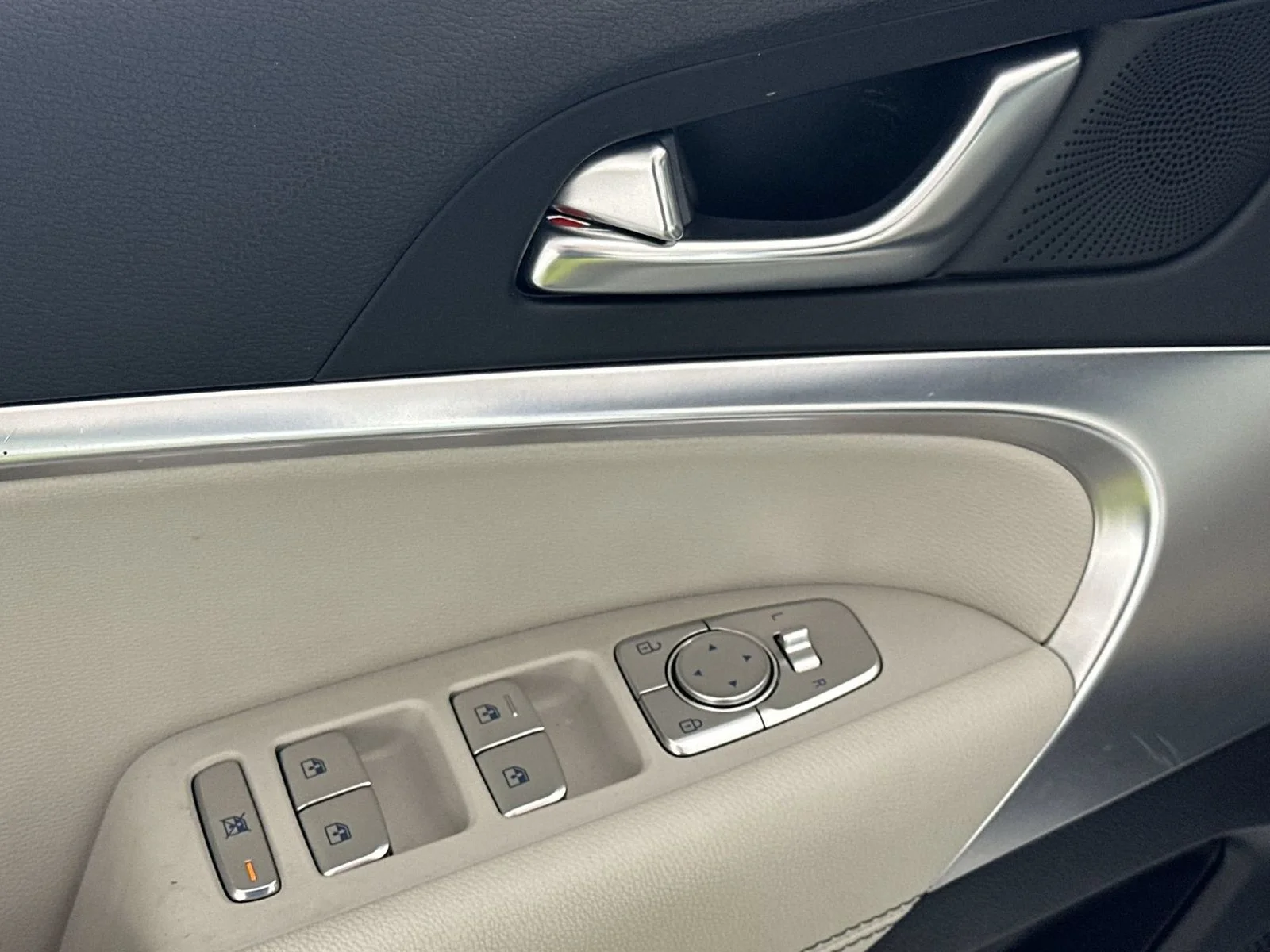 Used 2025 White Genesis 2.5T image 13
