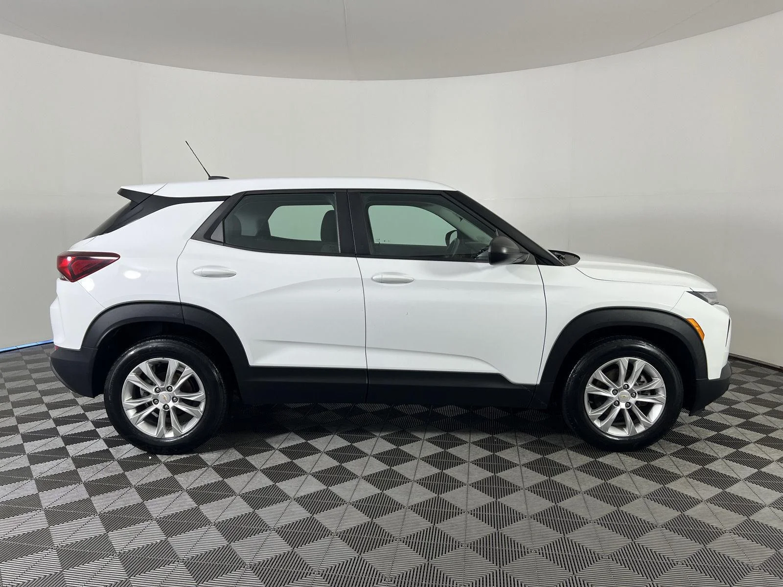 Used 2021 SUMMIT WHITE Chevrolet LS image 21