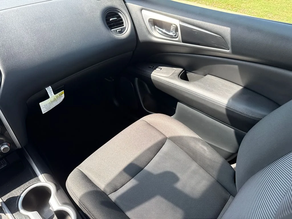 Used 2020 Glacier White Nissan S image 15