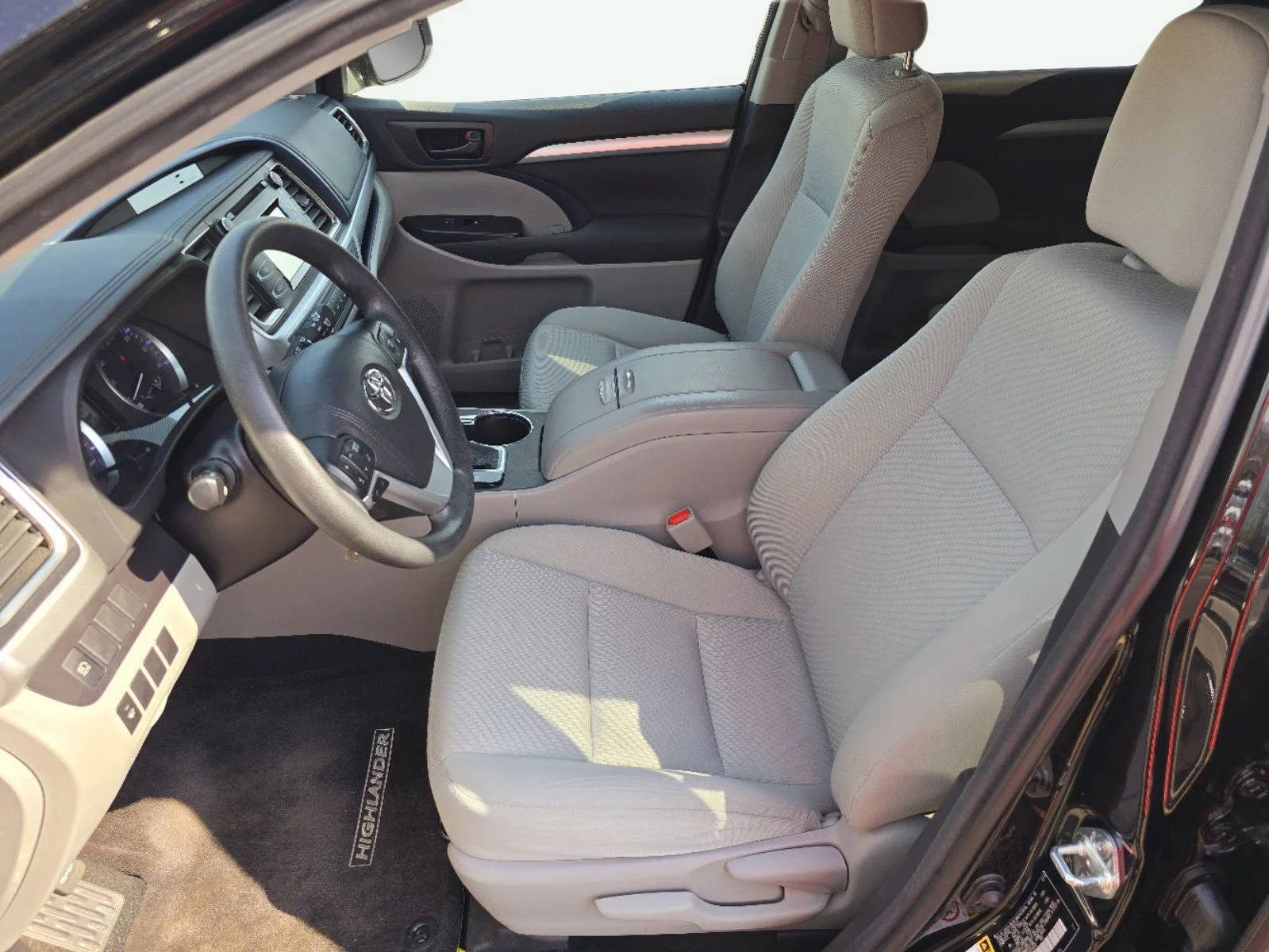 Used 2018 Midnight Black Metallic Toyota LE image 15