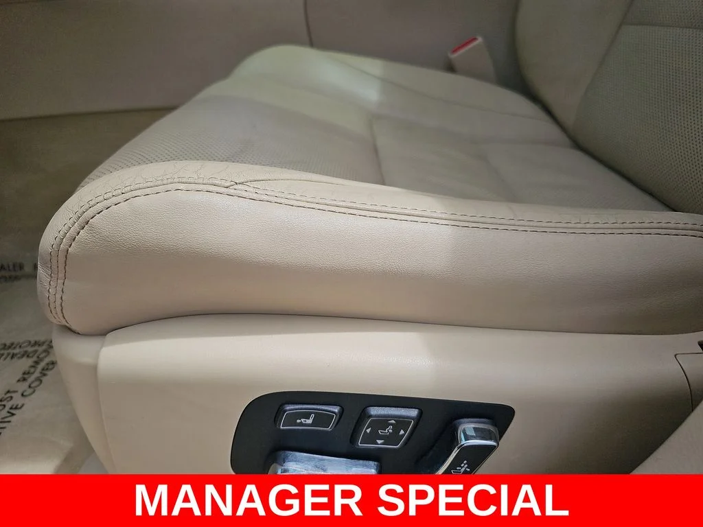 Used 2016 White Lexus 460 image 29