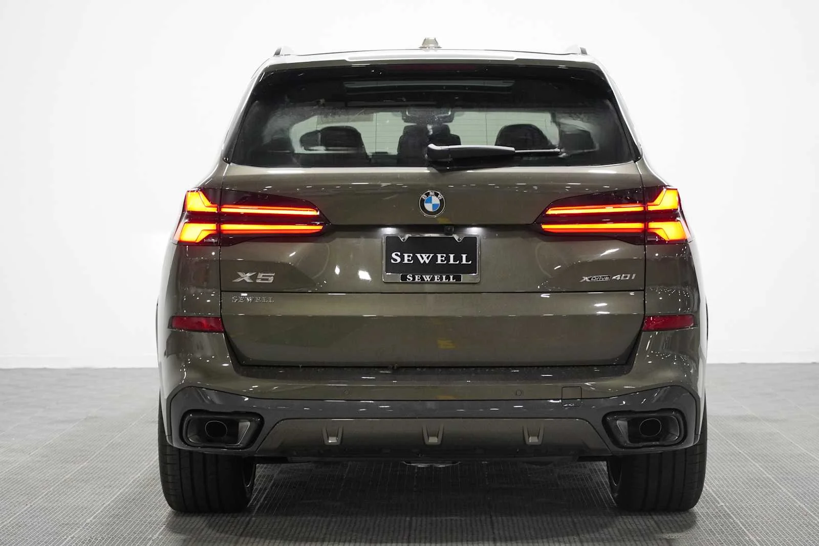 New 2026 Manhattan Green Metallic BMW xDrive40i image 3