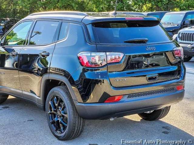New 2026 Diamond Black Crystal Pearl-Coat Exterior Paint Jeep Latitude image 6