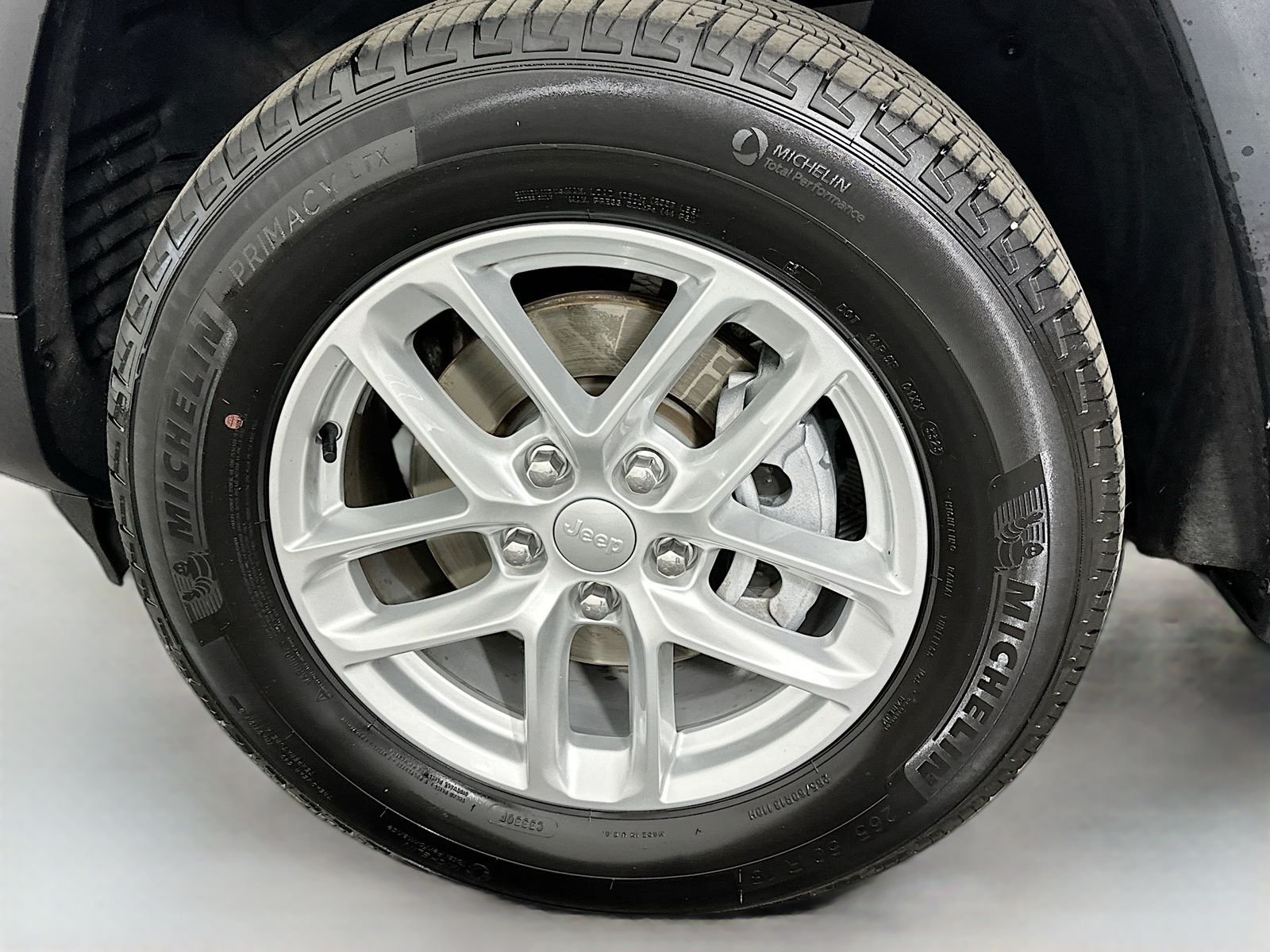 Used 2024 Silver Zynith Jeep Laredo X image 30