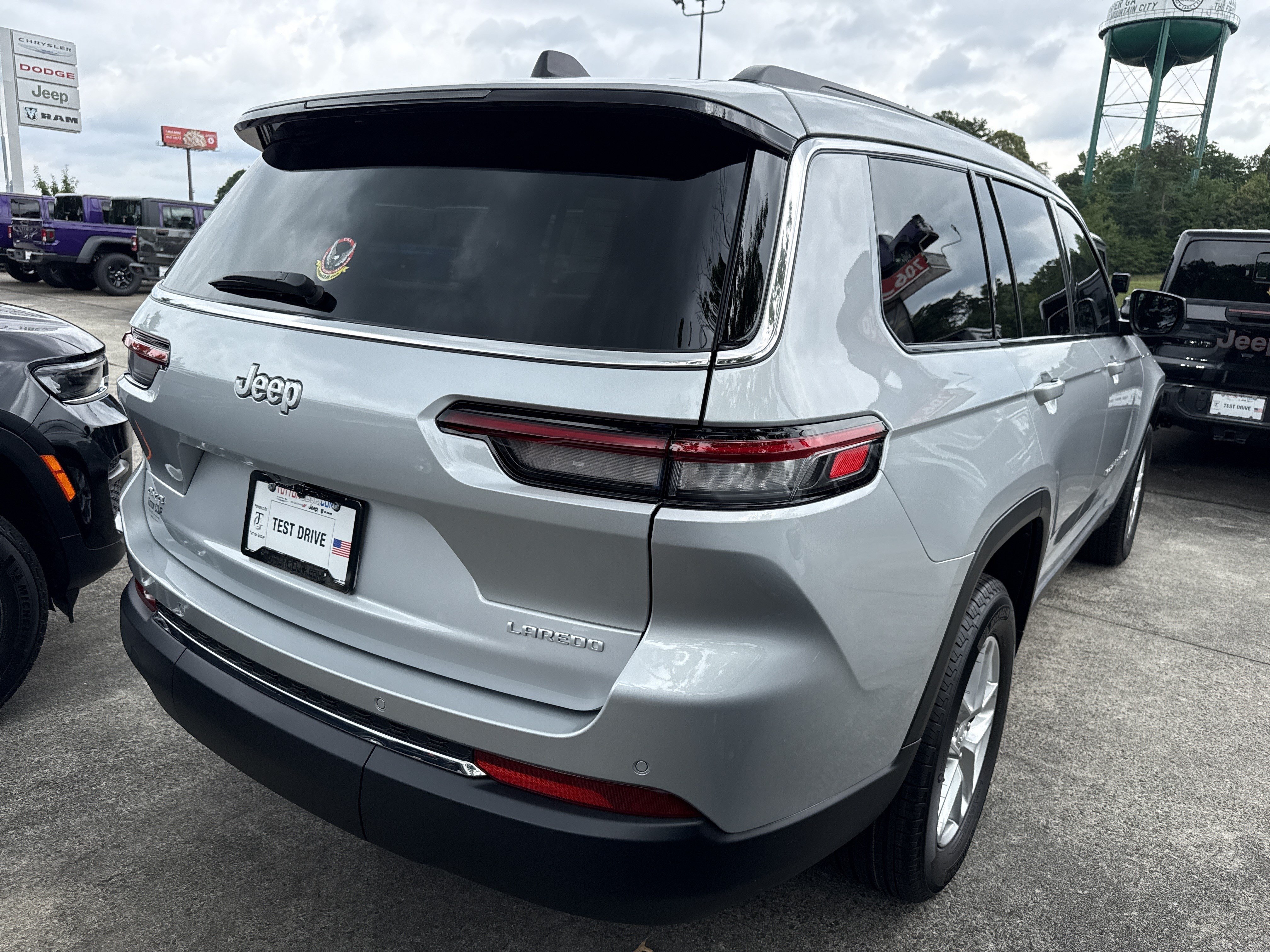 New 2026 Silver Zynith Jeep Laredo image 7