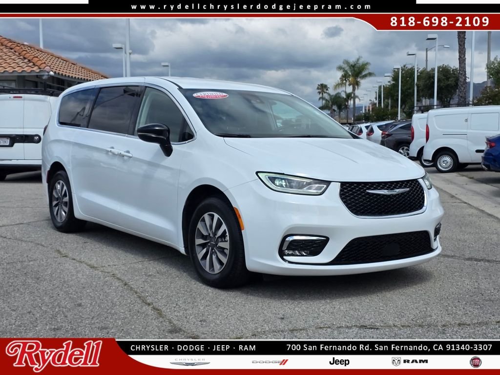 2024 Chrysler Pacifica Hybrid Select PHEV's photo