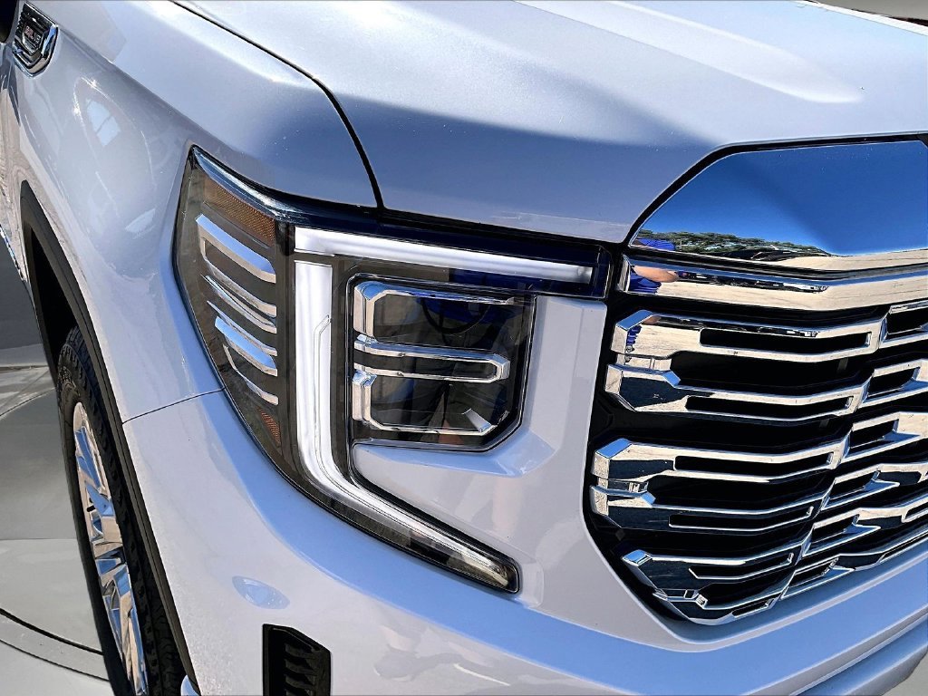 Used 2023 White GMC Denali image 33