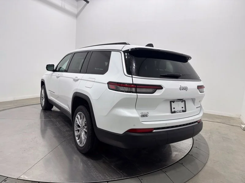 New 2027 Bright White Clear-Coat Paint Jeep Limited image 5
