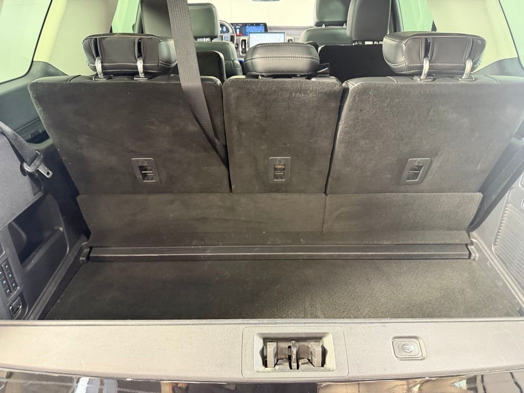 Used 2025 Black Metallic Ford Platinum image 33