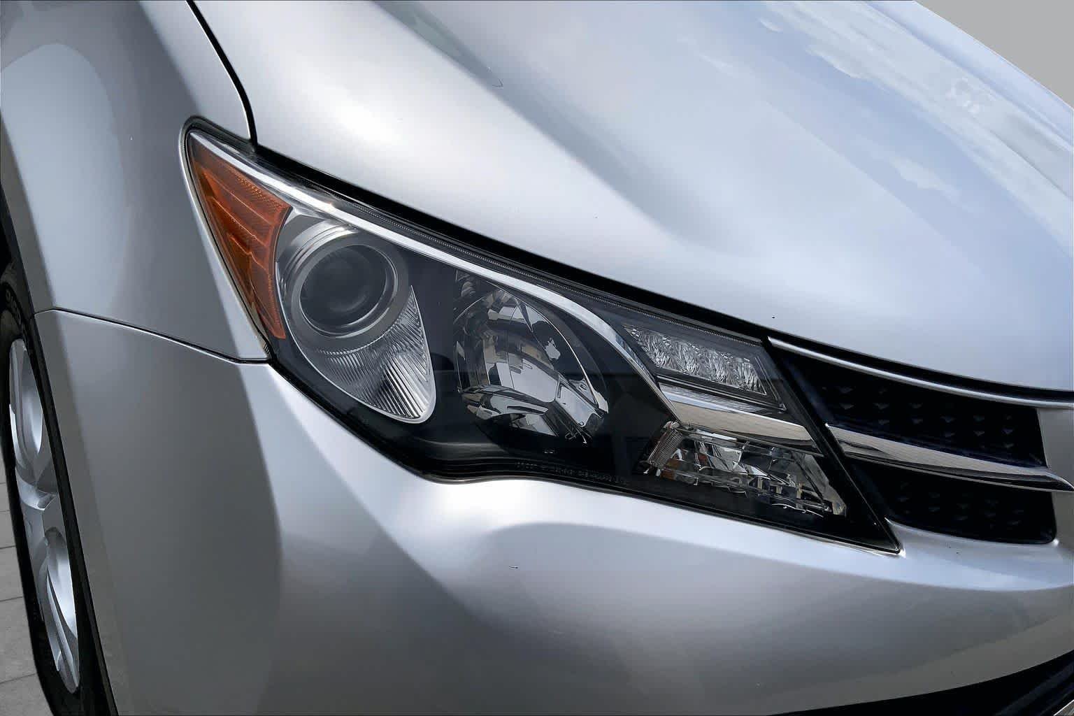 Used 2013 Classic Silver Metallic Toyota LE image 28