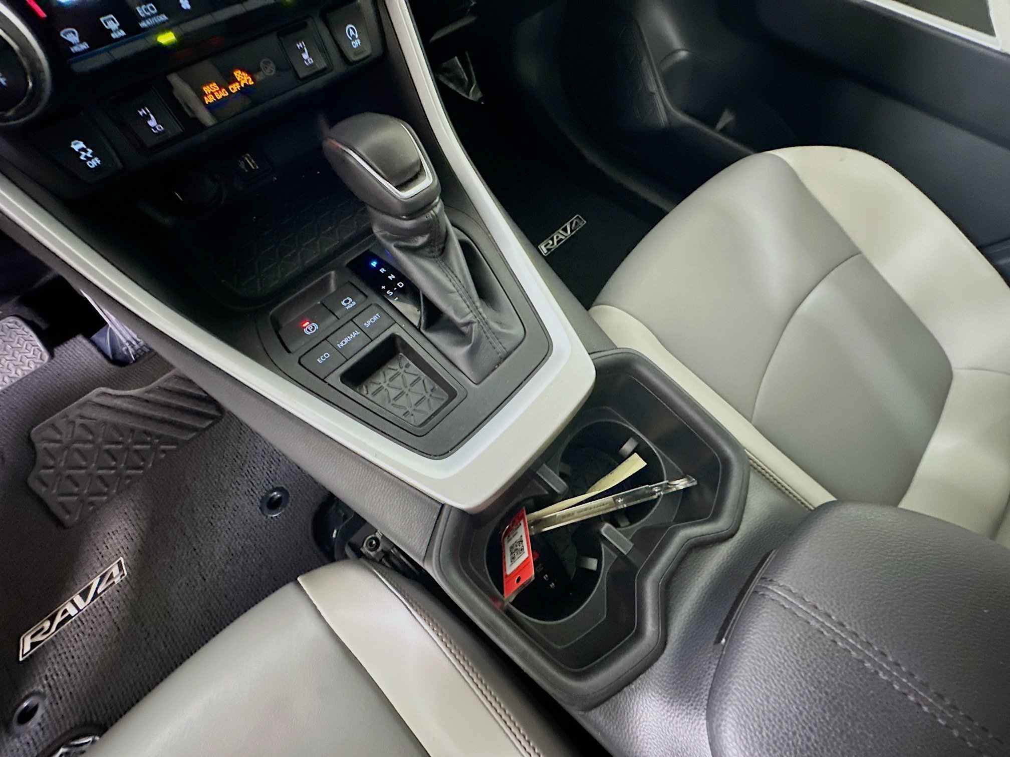 Used 2024 Pearl Toyota XLE Premium image 22