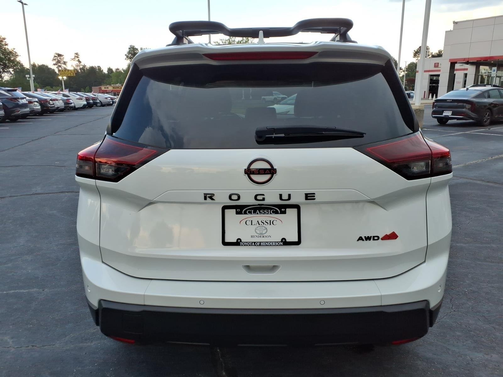 Used 2025 Everest White Pearl Nissan Rock Creek image 9