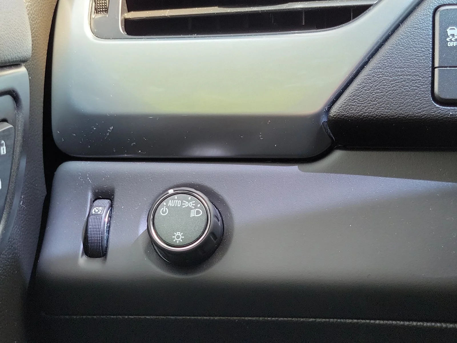 Used 2019 Summit White Chevrolet LS image 15