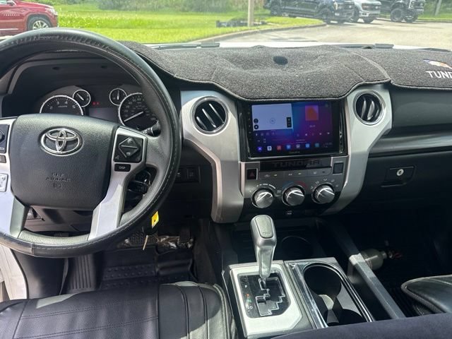 Used 2014 Super White Toyota SR5 Crew Cab Pickup image 10