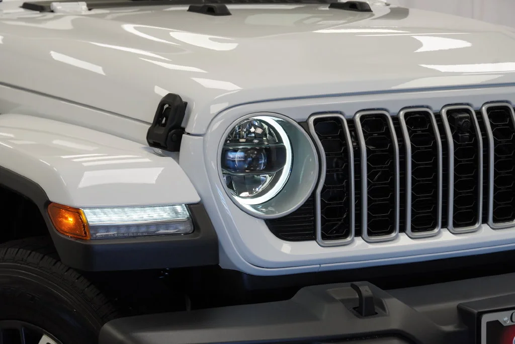 New 2027 Bright White Clear-Coat Paint Jeep Sahara image 9