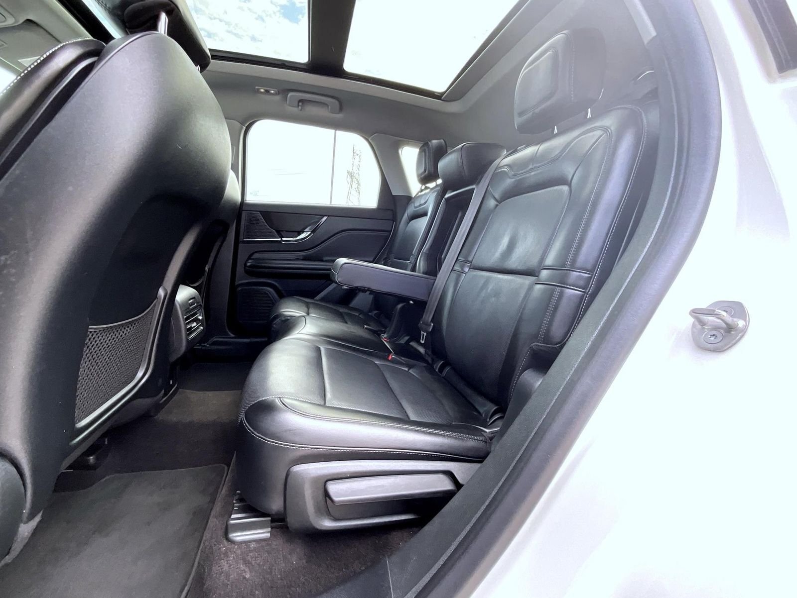 Used 2022 White Lincoln Reserve image 22