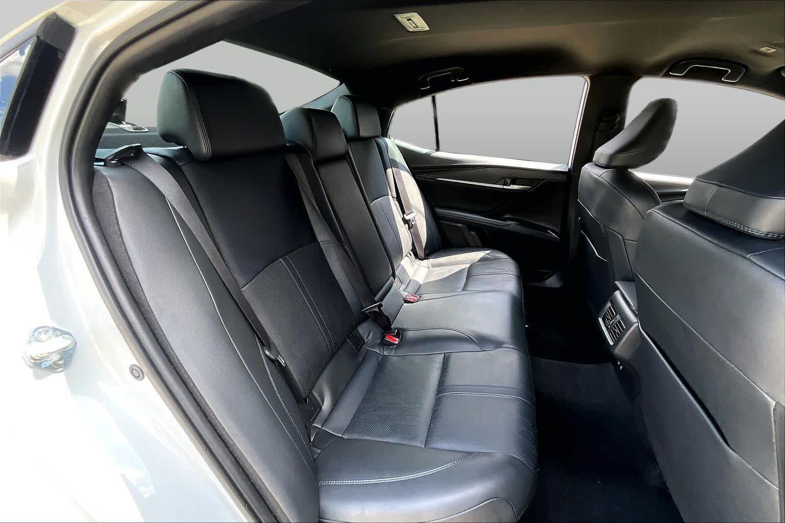 Used 2025 Wind Chill Pearl Toyota XSE image 21