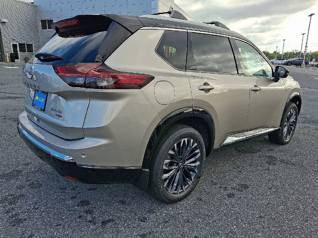 New 2026 Champagne Silver Metallic / Super Black Two-tone Nissan Platinum image 4