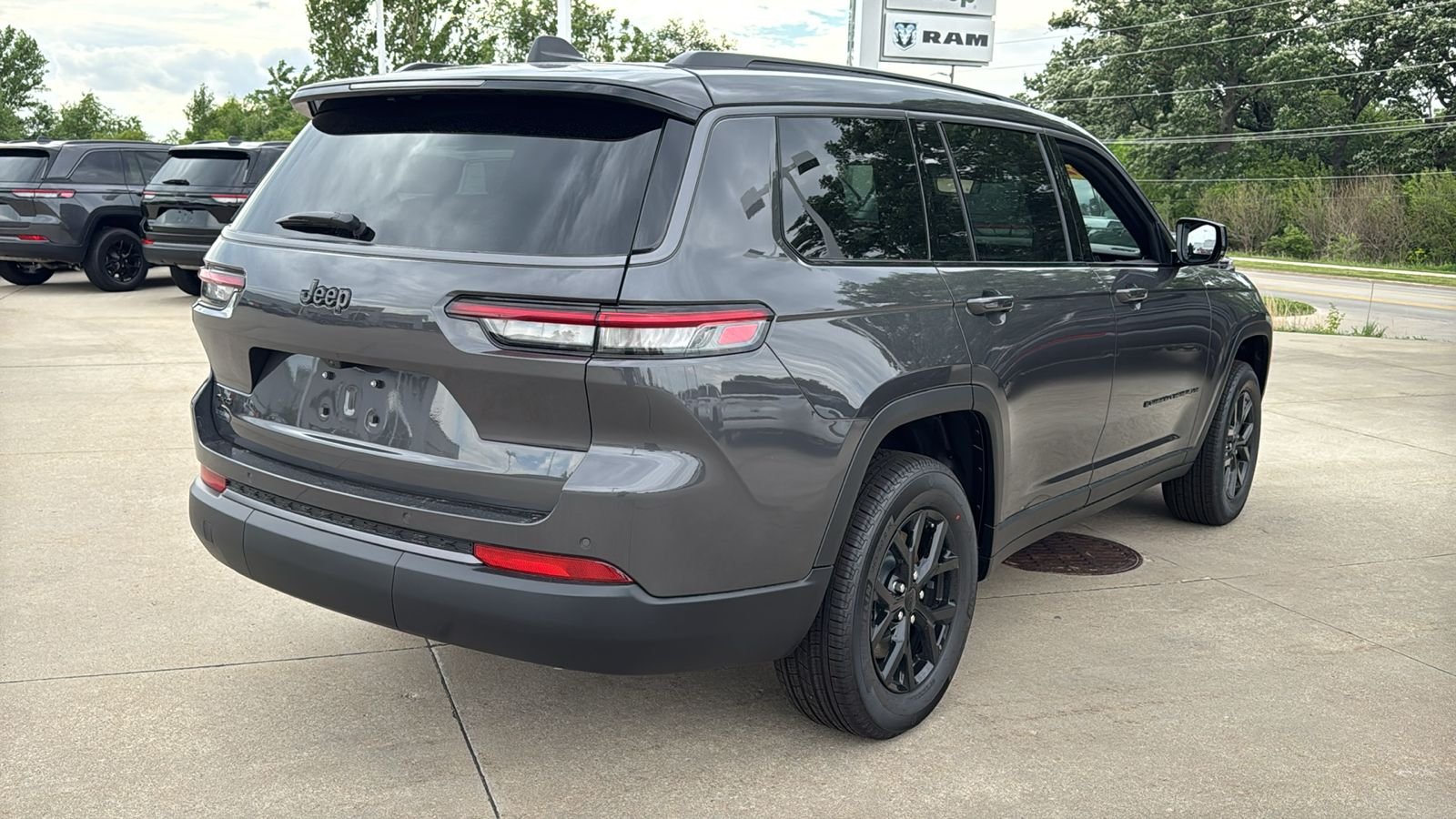 New 2026 Baltic Gray Metallic Clear-Coat Exterior Paint Jeep Altitude image 16