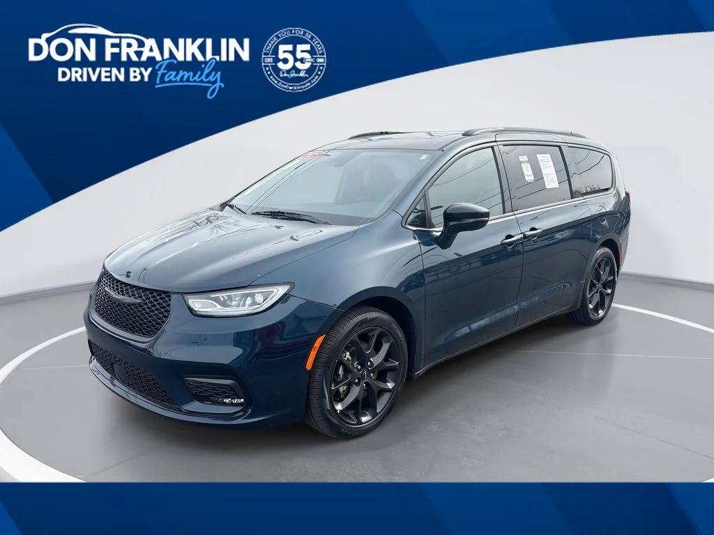 2025 Chrysler Pacifica Limited's photo