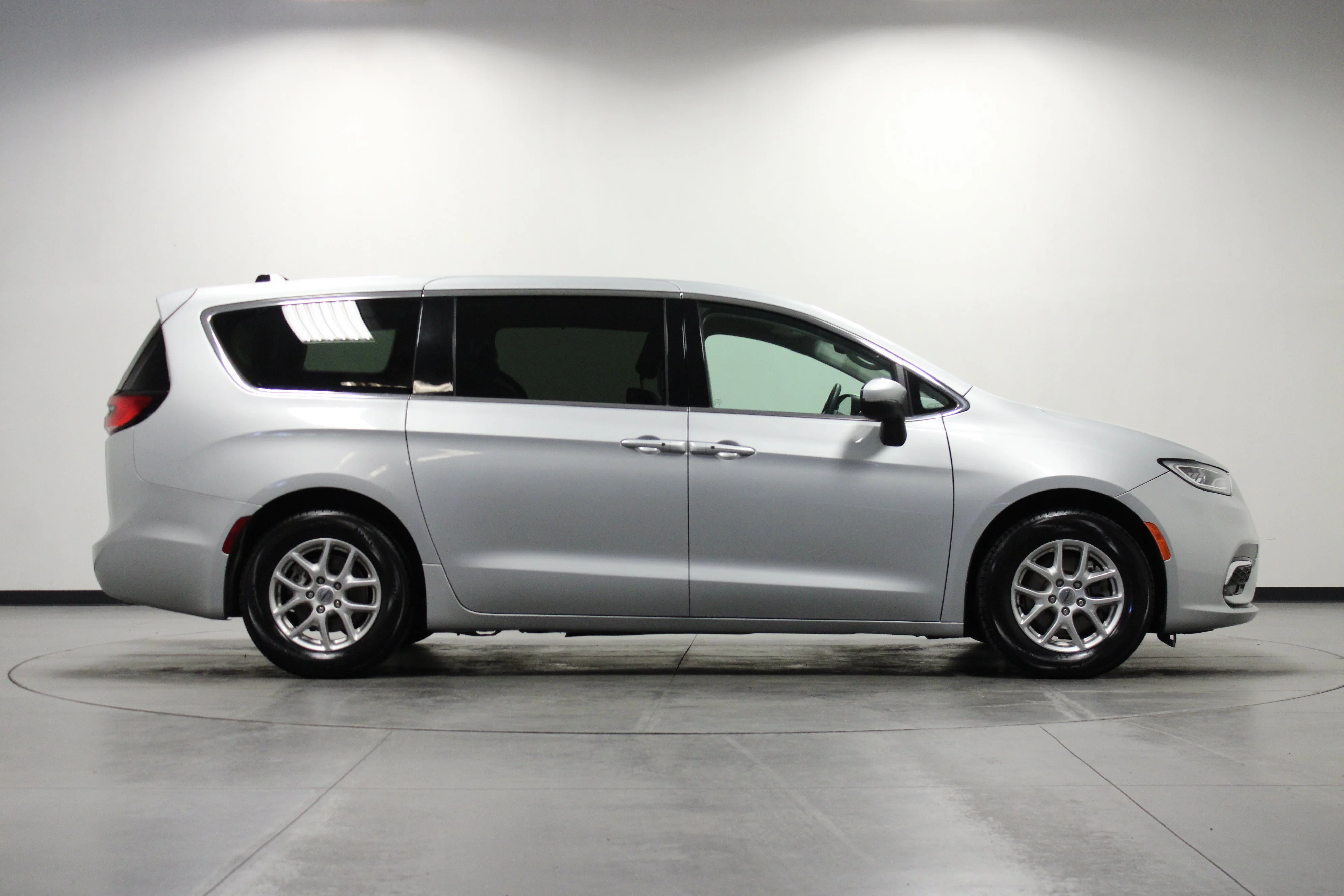 Used 2023 Silver Mist Clearcoat Chrysler Touring L image 3