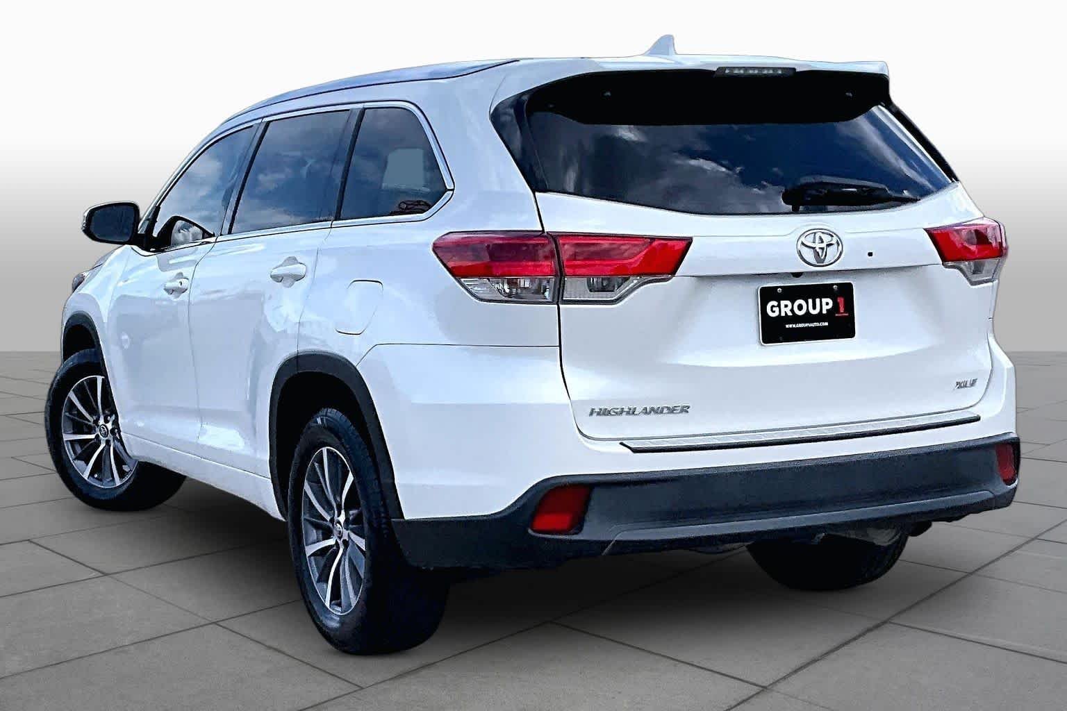 Used 2018 Blizzard Pearl Toyota XLE image 12